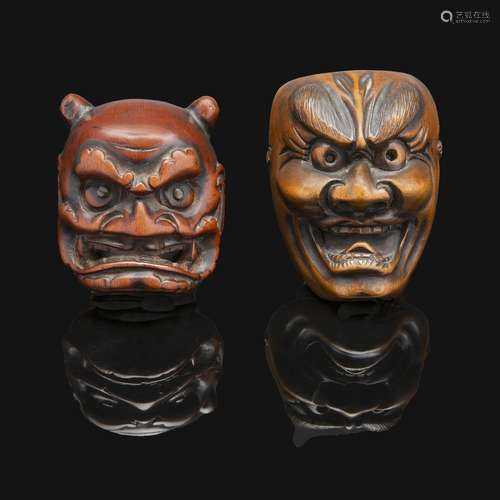 SUITE DE DEUX NETSUKE-MASQUESen bois, l'un représentant un O...