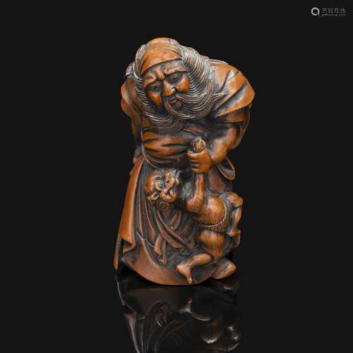 GRAND NETSUKE en bois représentant Shoki, une épée dans sa m...