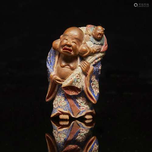 NETSUKE en bois peint représentant Hotei accompagné d'un enf...