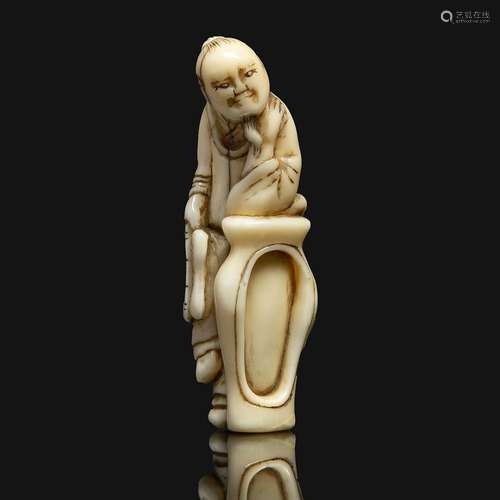 NETSUKE  en ivoire de mammouth, représentant un sage chinois...