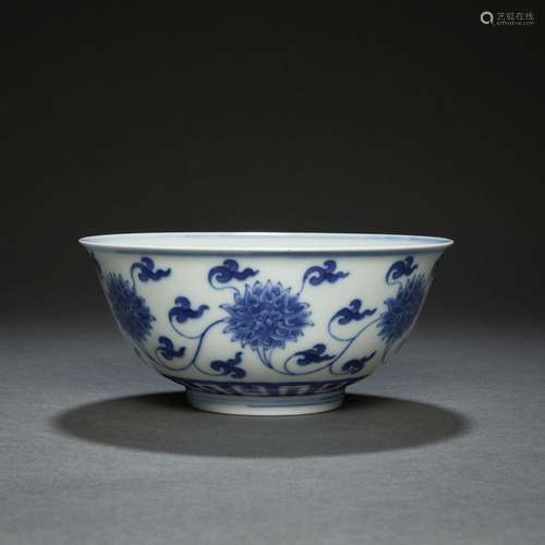 BOLen porcelaine, à décor en bleu sous couverte de lotus et ...