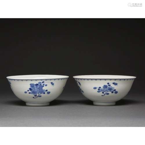 PAIRE DE COUPESen porcelaine et émaux bleu de cobalt sous co...