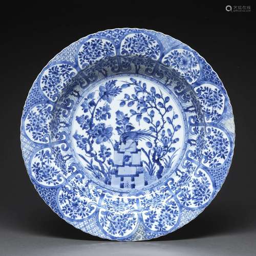 PLAT CREUX CHANTOURNÉen porcelaine et émaux bleu de cobalt s...