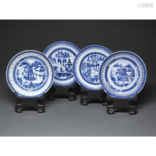 SUITE DE QUATRE PLATS CREUXen porcelaine à décor en bleu sou...