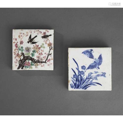 SUITE DE DEUX CARREAUX CARRÉSen porcelaine, l'un à décor ble...