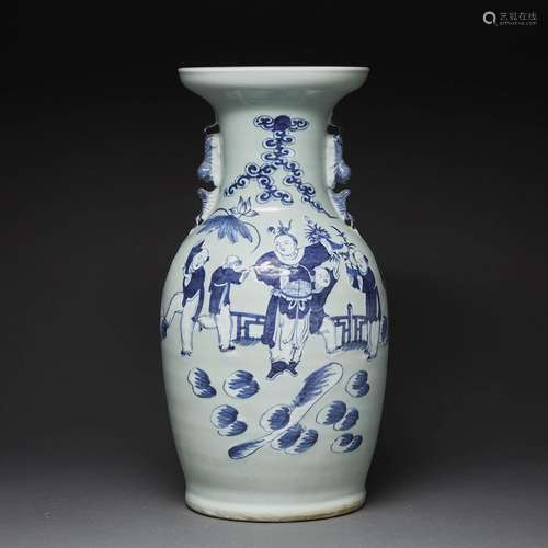 VASE BALUSTREen porcelaine et émaux bleu blanc sur fond céla...