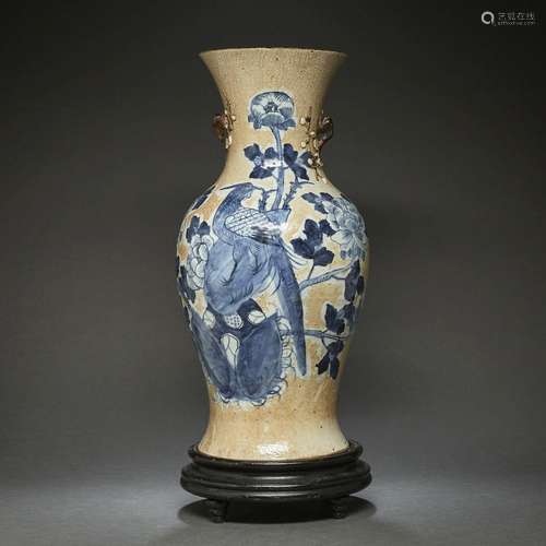 VASE BALUSTREen porcelaine et émaux bleu sur fond beige craq...