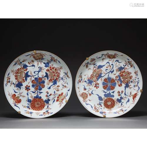 PAIRE DE PLATSen porcelaine de style "Imari chinois&quo...