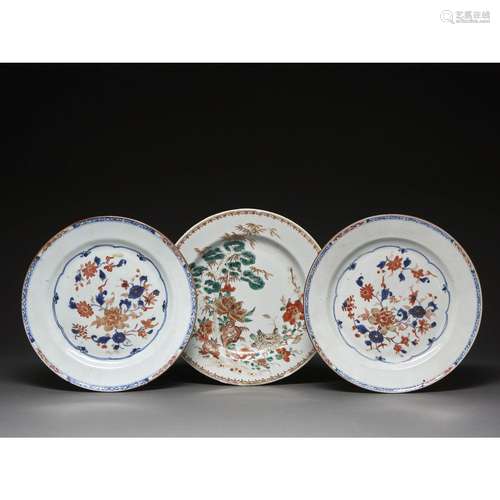 SUITE DE TROIS ASSIETTESen porcelaine, deux d'Imari, à décor...