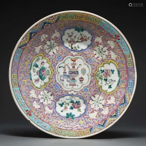 PLATen porcelaine et émaux polychromes dans le style de la f...