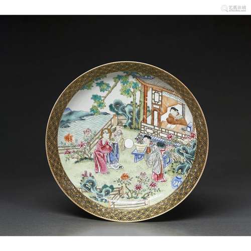 PETIT PLAT CREUXen porcelaine et émaux famille rose et rehau...