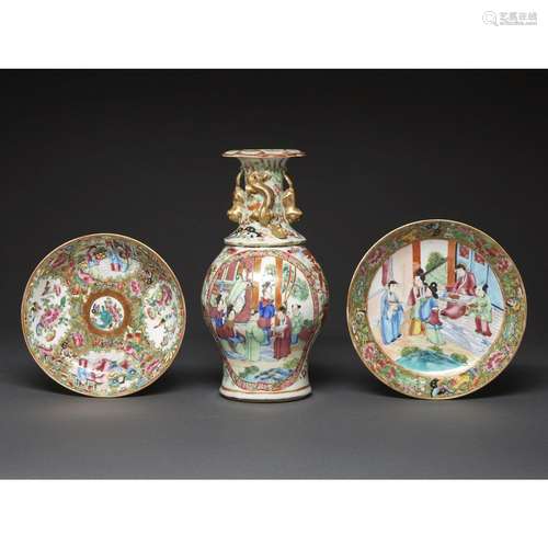 SUITE DE TROIS PIÈCESen porcelaine et émaux polychromes dans...