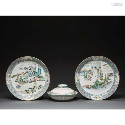 SUITE DE TROIS PIÈCESen porcelaine et émaux polychromes dans...