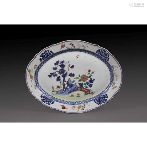 PLAT OVALE POLYLOBÉ en porcelaine et émaux polychromes de la...