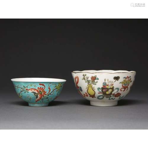 SUITE DE DEUX BOLSen porcelaine et émaux polychromes dans le...