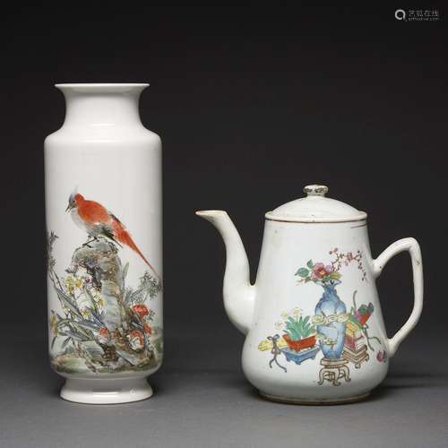 VASE ROULEAU ET THÉIÈREen porcelaine, émaux polychromes et d...