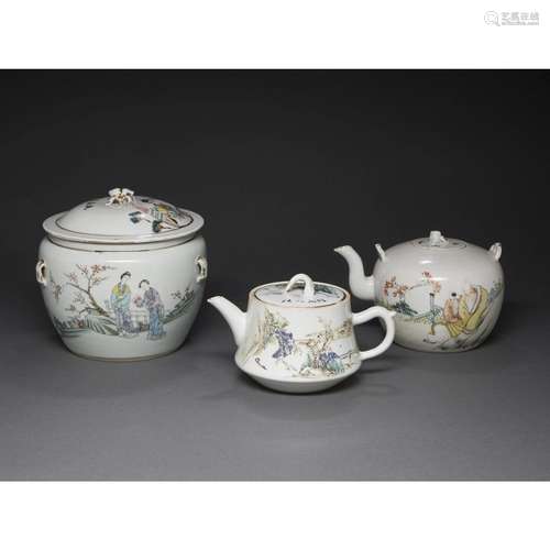 SUITE DE TROIS PIÈCESen porcelaine et émaux polychromes dans...