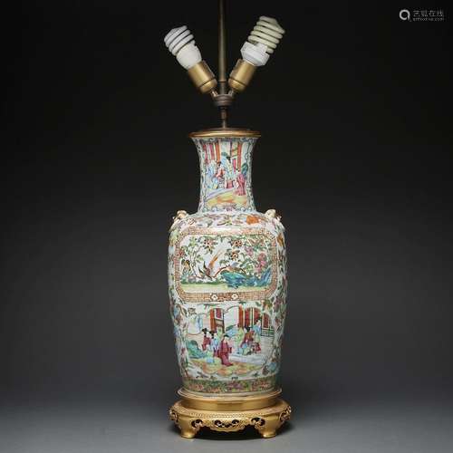 VASE BALUSTREen porcelaine et émaux polychromes de la famill...