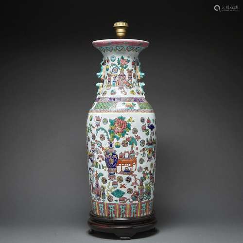 GRAND VASE BALUSTREen porcelaine et émaux polychromes dans l...