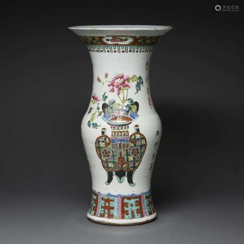 VASE en porcelaine et émaux polychromes dans le style de la ...