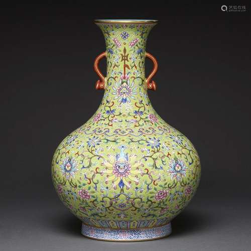 VASE PANSU À LONG COL en porcelaine et émaux polychromes dan...