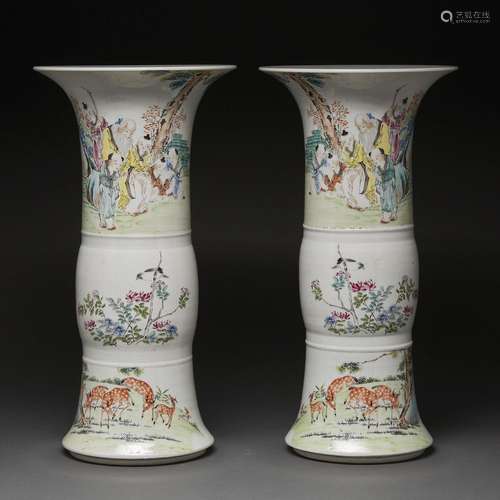 PAIRE DE VASES CORNETSen porcelaine et émaux de style Qianji...