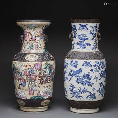 SUITE DE DEUX VASES BALUSTRESen porcelaine sur fond craquelé...