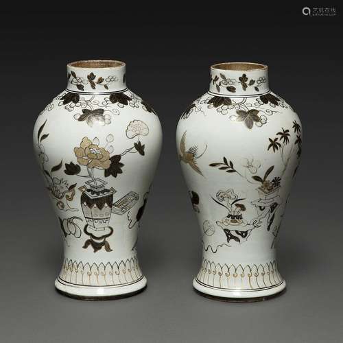 PAIRE DE VASES BALUSTRESen porcelaine émaillée noir et rehau...