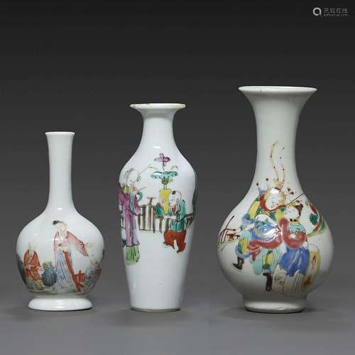 SUITE DE TROIS PETITS VASESen porcelaine et émaux polychrome...