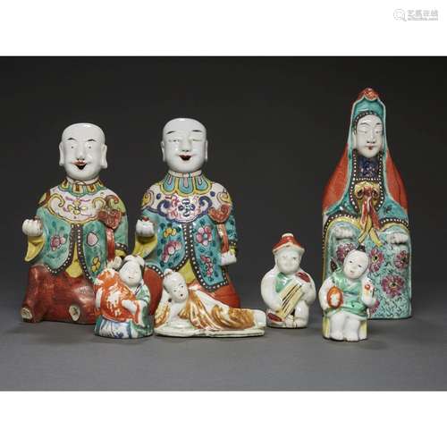 SUITE DE SEPT STATUETTESen porcelaine et émaux polychromes d...