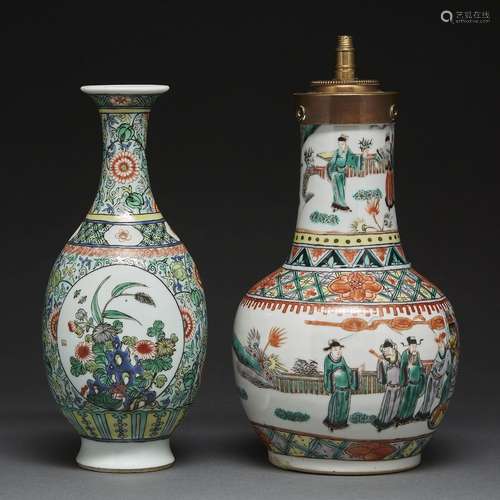 SUITE DE DEUX VASESen porcelaine et émaux polychromes dans l...