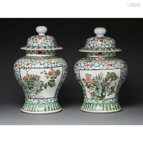 PAIRE DE POTICHESen porcelaine et émaux polychromes dans le ...