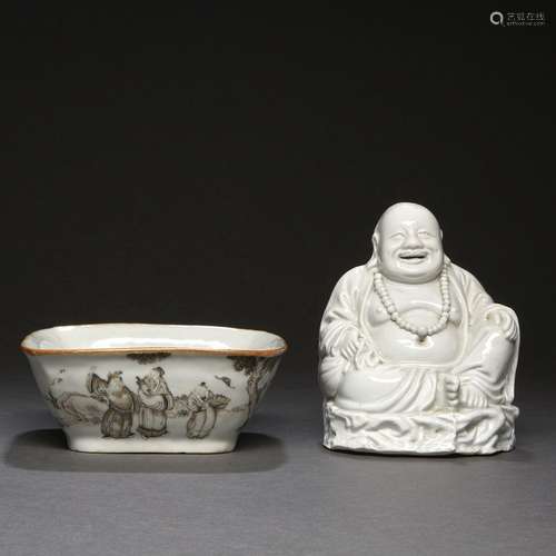 SUITE DE DEUX PIÈCESen porcelaine, comprenant un Bouddha en ...