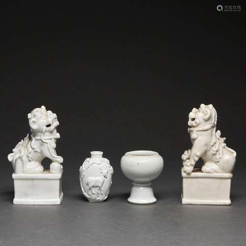 SUITE DE QUATRE PIÈCESen porcelaine émaillée blanc dite blan...