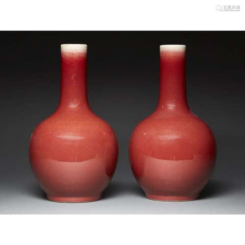 PAIRE DE VASES BOUTEILLESen porcelaine émaillée rouge dite s...