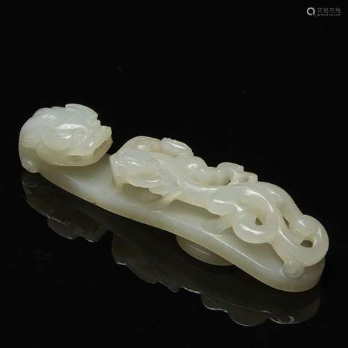 FIBULEen jade blanc céladonné, sculpté et ajouré de deux chi...