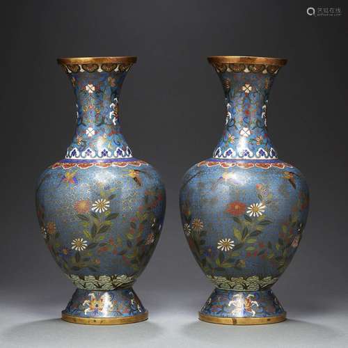 PAIRE DE VASES BALUSTRESen émaux cloisonnés sur cuivre, à dé...