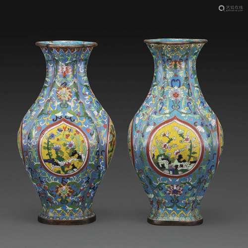 PAIRE DE VASES BALUSTRESà panse godronnée quadrilobée, en cu...