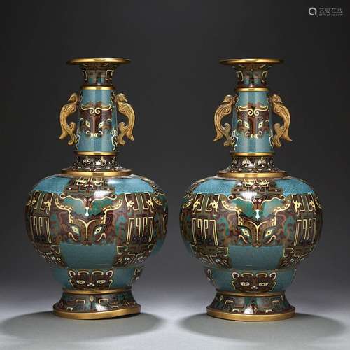 PAIRE DE VASES BALUSTRES À ANSESen cuivre doré et émaux cloi...