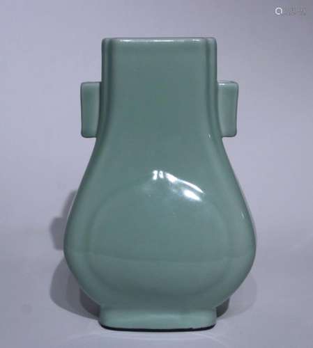 Bean green glaze pierced ear bottle