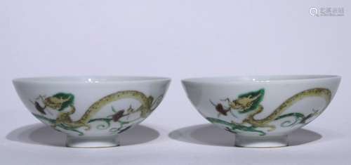 A pair of plain tricolor bowls with dragon pattern