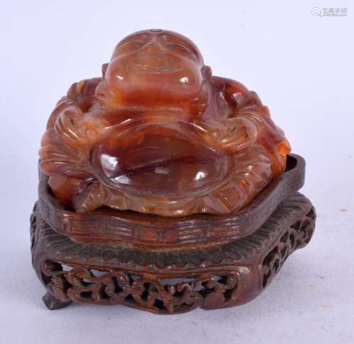 A SMALL 19TH CENTURY CHINESE CARVED AGATE FIGURE OF A BUDDHA...