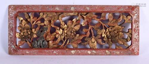 AN EARLY 20TH CENTURY CHINESE CARVED GILTWOOD LACQUERED TEMP...