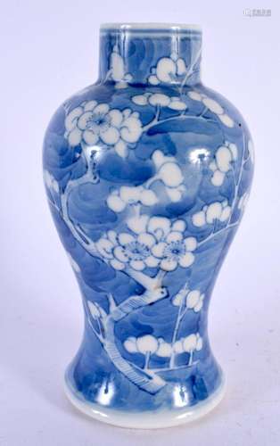 AN 18TH/19TH CENTURY CHINESE BLUE AND WHITE PORCELAIN VASE K...