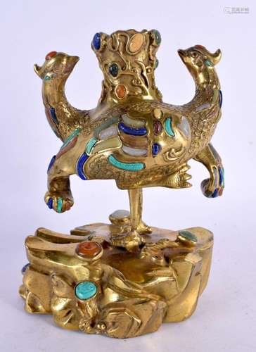 AN UNUSUAL EARLY 20TH CENTURY CHINESE GILT BRONZE DOUBLE BIR...