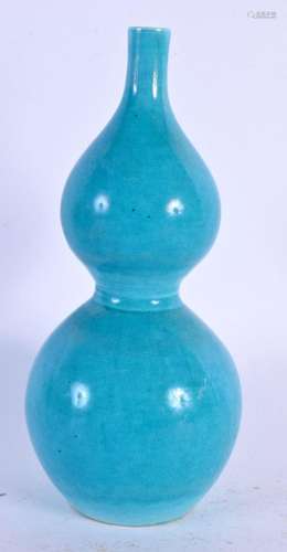 A CHINESE BLUE GLAZED PORCELAIN VASE 20th Century. 18 cm hig...