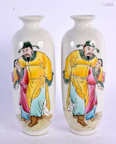 A PAIR OF CHINESE PORCELAIN VASES 20th Century. 14.5 cm high...