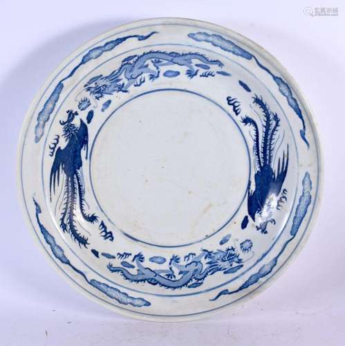 A CHINESE BLUE AND WHITE PORCELAIN DISH 20th Century. 36 cm ...