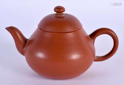 AN 18TH CENTURY CHINESE YIXING POTTERY TEAPOT AND COVER Qian...