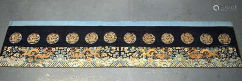 A FINE LARGE 18TH/19TH CENTURY CHINESE EMBROIDERED SILK DRAG...